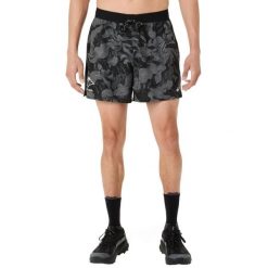 Spodenki sportowe męskie Fujitrail All Over Print 5IN Short. Czarne krótkie spodenki sportowe męskie Asics, l, bez wzorów, z materiału, do biegania. Za 189.99 zł.