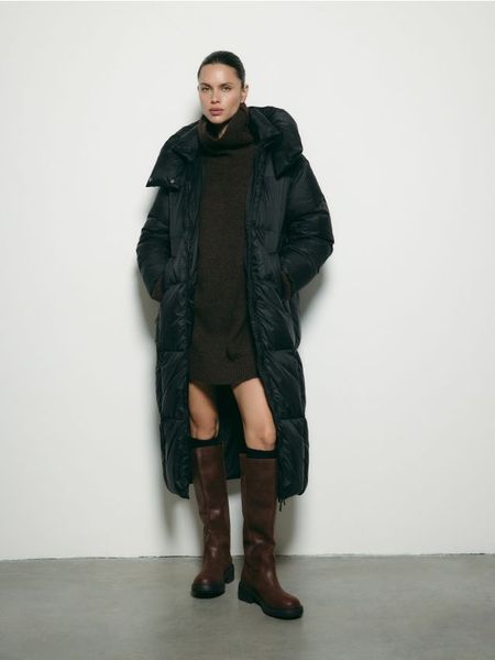 Puchowy płaszcz z kapturem - czarny. Czarne płaszcze damskie Reserved, l, bez wzorów, z puchu, z kapturem. Za 599.99 zł.