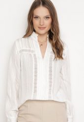 Biała Koszula w Stylu Boho z Ażurowymi Lamówkami Larsula. Białe bluzki damskie Born2be, na lato, l, z aplikacjami, z jeansu, biznesowe, bez kołnierzyka, bez ramiączek. Za 109.99 zł.