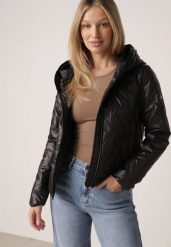 Czarna Kurtka Pikowana z Nieodpinanym Kapturem i Aplikacją na Rękawie Endora. Czarne kurtki damskie Born2be, l, z aplikacjami, z jeansu. Za 129.99 zł.