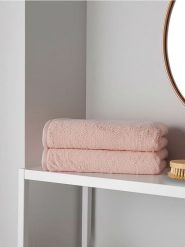 Gładki koc - różowy. Czerwone kocyki dla dzieci Sinsay. W wyprzedaży za 15.99 zł.