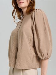 Wiskozowa bluzka koszulowa z bufiastymi rękawami - beżowy. Brązowe bluzki damskie Sinsay, l, bez wzorów, z wiskozy, bez kołnierzyka, bez ramiączek. Za 39.99 zł.