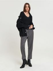 Bluzka z długimi rękawami - czarny. Czarne bluzki damskie Sinsay, l, bez wzorów, z bawełny, bez kołnierzyka, bez ramiączek. Za 25.99 zł.