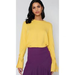 NA-KD Sweter z dzianiny z wiązanym rękawem - Yellow. Żółte swetry damskie marki NA-KD, z dzianiny. Za 161.95 zł.