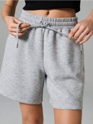 Szorty dresowe z kieszeniami soft touch - szary. Szare szorty damskie Sinsay, l, bez wzorów, z dresówki. Za 39.99 zł.