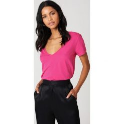 NA-KD Basic T-shirt z dekoltem V - Pink. T-shirty damskie marki NA-KD Basic. W wyprzedaży za 21.18 zł.