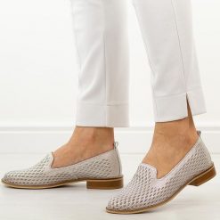 Srebrne ażurowe skórzane Polskie półbuty damskie Deoni d043. Szare półbuty damskie Deoni, na lato, w ażurowe wzory, ze skóry, klasyczne, bez obcasa, na płaskiej podeszwie, bez zapięcia. Za 429.00 zł.