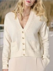 Sweter - kremowy. Białe swetry damskie Sinsay, l, bez wzorów, bez kołnierzyka, bez ramiączek, bez kaptura. W wyprzedaży za 27.99 zł.