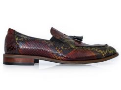 Wsuwane buty męskie, imitacja skóry węża - tassel loafers T165. Eleganckie półbuty Modini Moda Męska, z lakierowanej skóry, casualowe. W wyprzedaży za 396.00 zł.