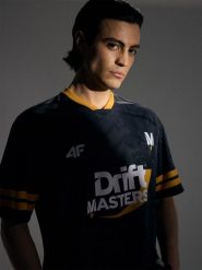 4F Koszulka szybkoschnąca uniseks 4F x Drift Masters - czarne L/XL. Czarne koszulki sportowe męskie 4f, l, bez wzorów, z dzianiny, bez kołnierzyka, bez ramiączek, do biegania. Za 199.99 zł.