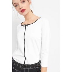 Koszulka z kontrastową lamówką. Białe t-shirty damskie Orsay, z bawełny, z kokardą. Za 69.99 zł.