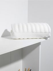 Gładki koc - biały. Białe kocyki dla dzieci Sinsay. W wyprzedaży za 19.99 zł.