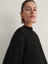 Ażurowy sweter - czarny. Czarne swetry damskie Reserved, l, w ażurowe wzory, z dzianiny, bez kołnierzyka, bez ramiączek, bez kaptura. W wyprzedaży za 69.99 zł.