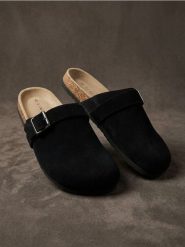 Skórzane klapki z paskiem - czarny. Czarne klapki damskie Sinsay, bez wzorów, bez obcasa. Za 79.99 zł.