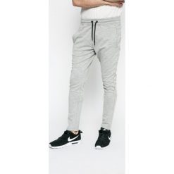 Jack & Jones - Spodnie. Szare spodnie sportowe męskie Jack & Jones, z bawełny. W wyprzedaży za 79.90 zł.