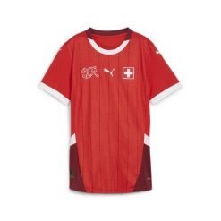 Damska, domowa koszulka reprezentacji Szwajcarii w piłce nożnej 2024 PUMA. Czerwone bluzy sportowe damskie Puma, bez wzorów, bez kaptura, do piłki nożnej. Za 449.00 zł.