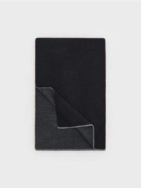 Dzianinowy szalik - czarny. Czarne szaliki męskie Reserved, bez wzorów, z dzianiny. Za 99.99 zł.