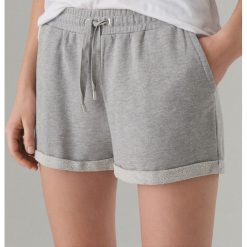 Dzianinowe szorty basic - Szary. Szorty damskie marki Mohito. Za 39.99 zł.