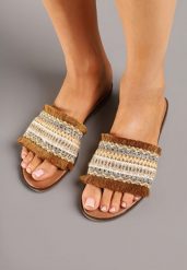 Brązowo-Beżowe Klapki w Stylu Boho z Frędzlami i Cyrkoniami Banissa. Brązowe klapki damskie Born2be, bez wzorów, boho, bez obcasa, na płaskiej podeszwie. Za 79.99 zł.