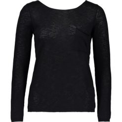Sweter w kolorze czarnym. Czarne swetry damskie marki Benetton, z bawełny, z dekoltem w łódkę. W wyprzedaży za 58.95 zł.