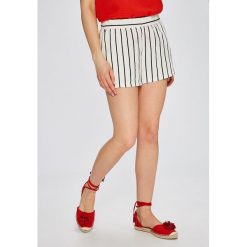 Vero Moda - Szorty Asta. Szorty damskie marki Vero Moda. W wyprzedaży za 29.90 zł.