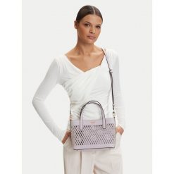 Torebka Guess. Fioletowe torebki do ręki damskie Guess, z aplikacjami, klasyczne, bez dodatków. Za 589.99 zł.