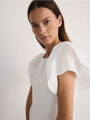 T-shirt z falbaniastymi rękawami - biały. Białe t-shirty damskie Reserved, l, bez wzorów, z bawełny, bez kołnierzyka. W wyprzedaży za 59.99 zł.