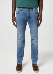 MESKIE SPODNIE WRANGLER LARSTON INDIGO VALLEY 112371026. Niebieskie spodnie materiałowe męskie Wrangler, l, bez wzorów. Za 219.99 zł.