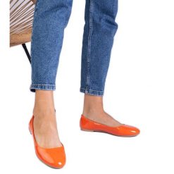 Pomarańczowe lakierowane balerinki. Brązowe baleriny damskie bez wzorów, z jeansu, eleganckie, bez obcasa. Za 70.80 zł.