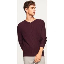 Sweter z dekoltem w serek - Fioletowy. Fioletowe swetry przez głowę męskie Reserved, z dekoltem w serek. Za 99.99 zł.