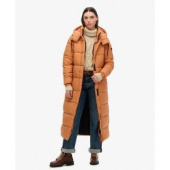 Długi płaszcz pikowany z ripstopu. Brązowe płaszcze damskie Superdry., bez wzorów, eleganckie, długie, bez kaptura. W wyprzedaży za 473.80 zł.