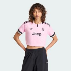 Koszulka wyjazdowa o skróconym fasonie Juventus 26/27. Czarne koszulki sportowe damskie Adidas, l, bez wzorów, z materiału, bez kołnierzyka, bez ramiączek, do piłki nożnej, climacool (adidas). Za 369.00 zł.