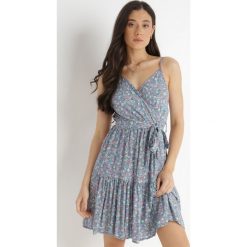 Niebieska Sukienka z Wiskozy Porthos. Niebieskie sukienki damskie Born2be, na lato, l, bez wzorów, z wiskozy, bez kołnierzyka, bez ramiączek, mini, kopertowe. Za 54.99 zł.