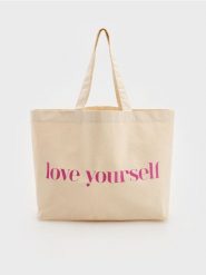 Płócienna torebka shopper z nadrukiem - fioletowy. Fioletowe torebki shopper damskie Reserved, bez wzorów, z bawełny, z nadrukiem, bez dodatków. W wyprzedaży za 29.99 zł.