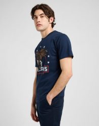 MESKA KOSZULKA LEE ESSENTIAL GRAPHIC TEE RIVET NAVY 112372360. Niebieskie t-shirty męskie Lee, m, bez wzorów, bez kołnierzyka. Za 79.99 zł.