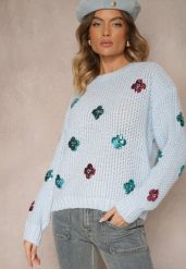 Jasnoniebieski Sweter z Wiskozą Zdobiony Cekinowymi Aplikacjami z Kwiatami Edalora. Niebieskie swetry damskie Renee, l, z aplikacjami, z jeansu, casualowe, bez kołnierzyka, bez ramiączek, długie, bez kaptura. Za 84.99 zł.