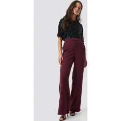 NA-KD Classic Dopasowane spodnie z szerokimi nogawkami - Red,Purple. Spodnie materiałowe damskie marki NA-KD Classic. Za 141.95 zł.