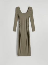 Dzianinowa sukienka maxi - zielony. Zielone sukienki damskie Reserved, l, bez wzorów, z bawełny, bez kołnierzyka, bez ramiączek, maxi, dopasowane. W wyprzedaży za 29.99 zł.