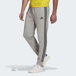 Spodnie męskie adidas ESSENTIALS 3-STRIPES. Czarne spodnie sportowe męskie Adidas, m, bez wzorów, na jogę i pilates. Za 163.99 zł.