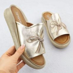 Skórzane klapki damskie na koturnie złote T.Sokolski L26-154. Żółte klapki damskie T.Sokolski, bez wzorów, ze skóry, bez obcasa, na koturnie. Za 219.99 zł.