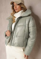 Jasnozielona Puchowa Kurtka z Pikowanymi Przeszyciami Wywiniętym Kołnierzem i Kieszeniami Melabine. Zielone kurtki damskie Renee, l, bez wzorów, z jeansu, bez kaptura. Za 209.99 zł.