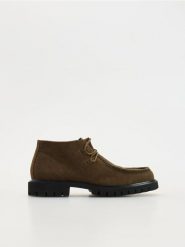 Zamszowe botki za kostkę - brązowy. Brązowe botki męskie Reserved, bez wzorów, ze skóry, klasyczne, za kostkę, bez zapięcia. W wyprzedaży za 99.99 zł.