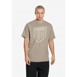 Koszulka sportowa męska Prosto Shield z krótkim rękawem. Brązowe spodnie sportowe męskie Prosto., m, bez wzorów, z dresówki. W wyprzedaży za 86.99 zł.