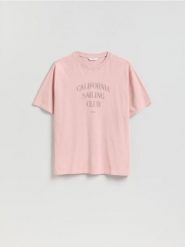 T-shirt relaxed z nadrukiem na plecach - pastelowy róż. Czerwone t-shirty męskie Reserved, l, bez wzorów, z bawełny, bez kołnierzyka. Za 69.99 zł.