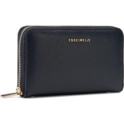 Duży Portfel Damski COCCINELLE - AW1 Metallic Saffiano E2 AW1 11 32 01 Bleu 011. Niebieskie portfele damskie Coccinelle, ze skóry. W wyprzedaży za 389.00 zł.