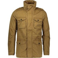 Kurtka w kolorze jasnobrązowym. Płaszcze męskie marki Tom Tailor Denim. W wyprzedaży za 227.95 zł.
