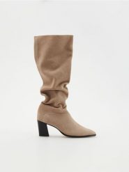 Skórzane kozaki - brązowy. Brązowe kozaki damskie Reserved, ze skóry, bez obcasa. Za 379.99 zł.