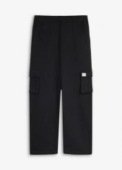 Spodnie joggingowe z kieszeniami, z miękkiej bawełny organicznej, loose fit. Czarne spodnie materiałowe dla chłopców bonprix, bez wzorów, z bawełny. Za 84.99 zł.