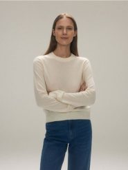 Sweter z wełny merino - złamana biel. Swetry damskie Reserved, l, bez wzorów, z wełny, bez kołnierzyka, bez ramiączek, bez kaptura. W wyprzedaży za 159.99 zł.