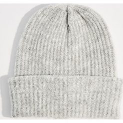 Czapka beanie z dzianiny w prążki - Jasny szar. Szare czapki i kapelusze damskie Mohito, z dzianiny. Za 39.99 zł.
